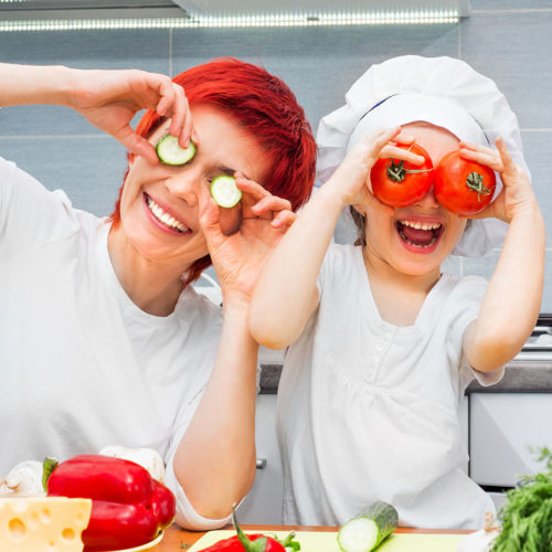 certisys-image-41 cuisinier qui joue avec des tomate et concombres bio