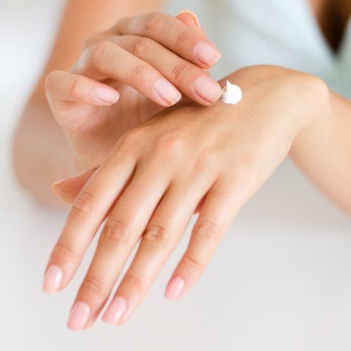 pexels-linda-prebreza-286951 crème sur une main